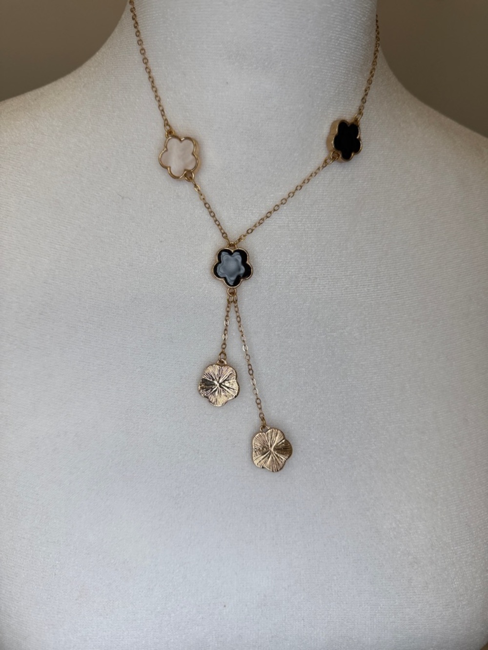 Necklace NWOT designer inspired flowers with lobster clap - Picture 2 of 5